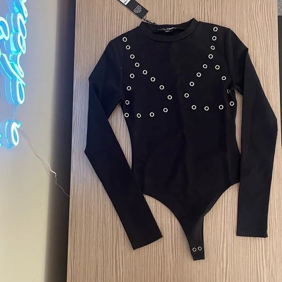 Fashion Nova XS Black Long Sleeve Bodysuit w/silver grommet detail front & back - Picture 4 of 9